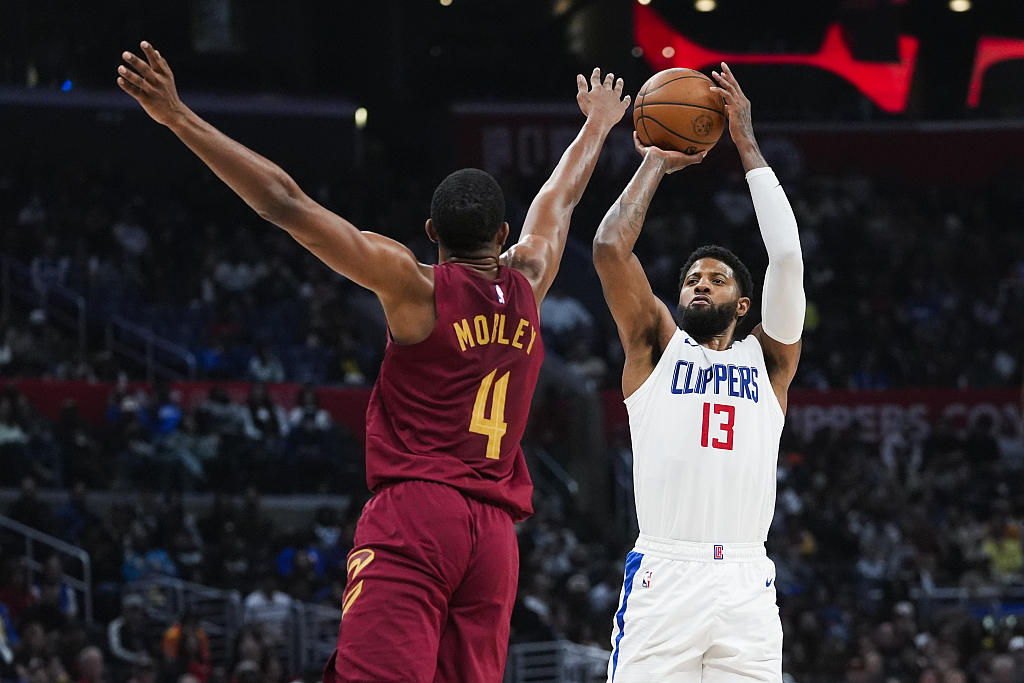 Paul George (#13) of the Los Angeles Clippers shoots in the game against the Cleveland Cavaliers at Crypto.com Arena in Los Angeles, California, April 7, 2024. /CFP