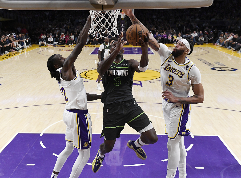 Anthony Edwards (C) of the Minnesota Timberwolves drives toward the rim in the game against the Los Angeles Lakers at Crypto.com Arena in Los Angeles, California, April 7, 2024. /CFP