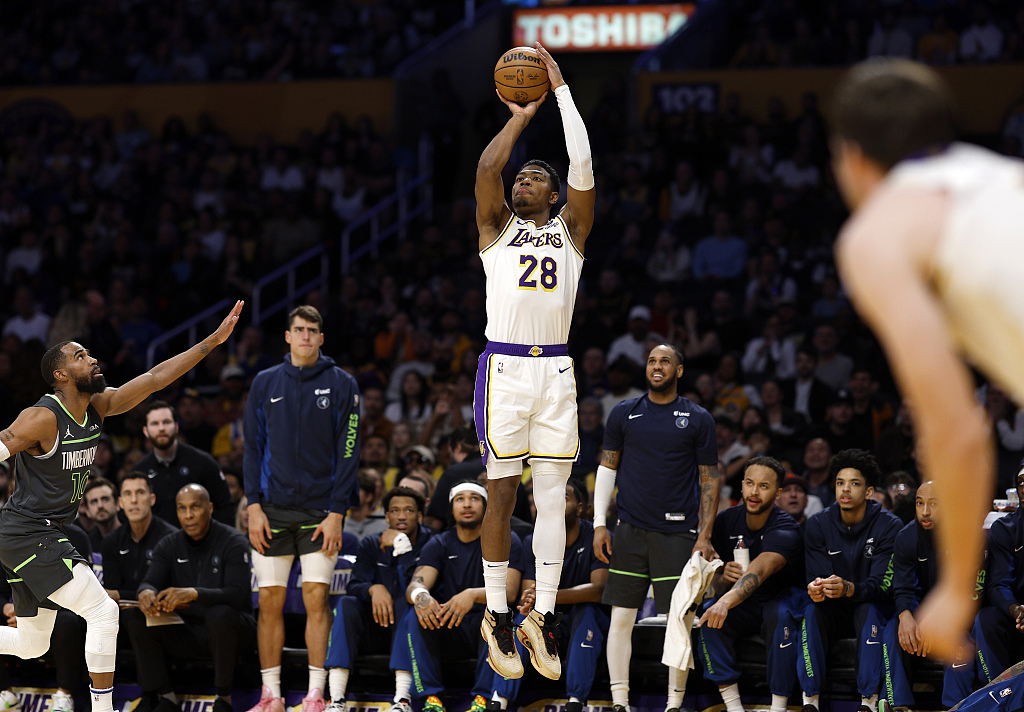 Rui Hachimura (#28) of the Los Angeles Lakers shoots in the game against the Minnesota Timberwolves at Crypto.com Arena in Los Angeles, California, April 7, 2024. /CFP