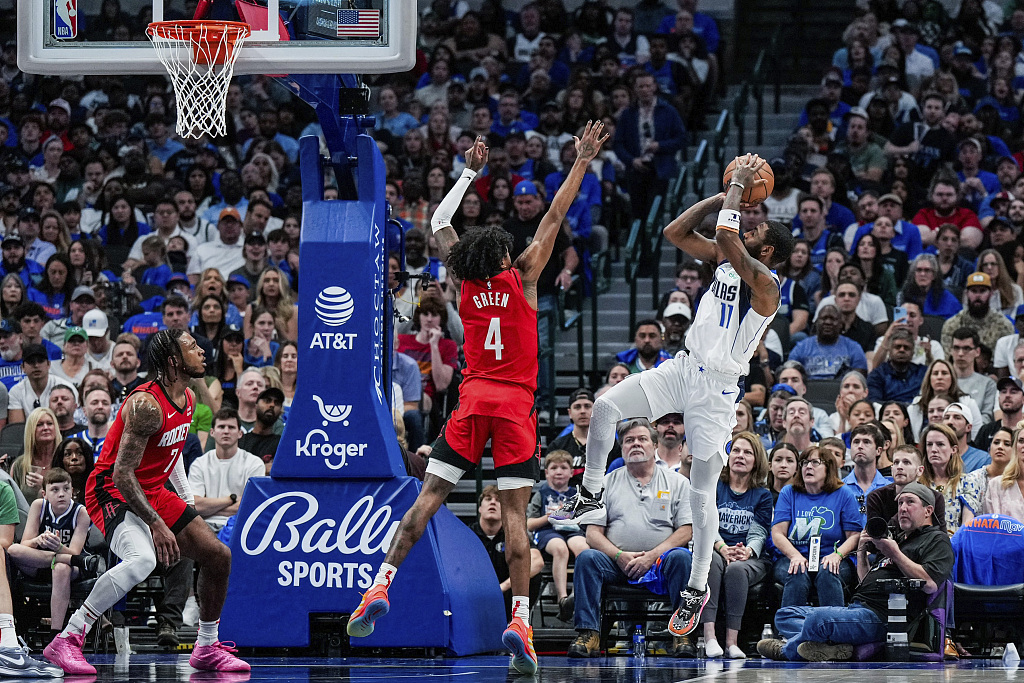 Kyrie Irving (#11) of the Dallas Mavericks shoots in the game against the Houston Rockets at American Airlines Center in Dallas, Texas, April 7, 2024. /CFP