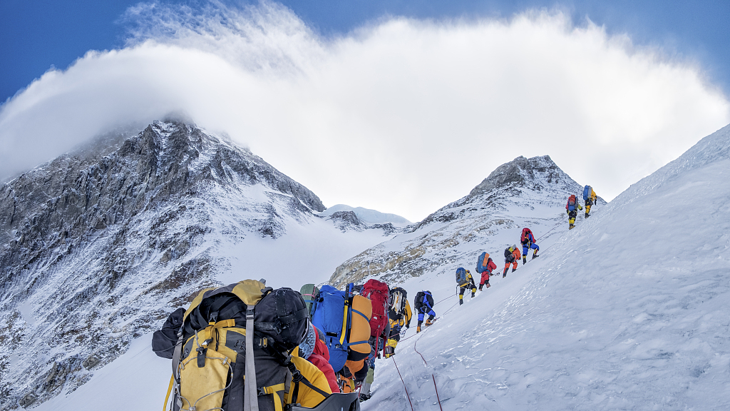 Climbers on the way to Mount Qomolangma in Sagarmatha National Park, Nepal. /CFP