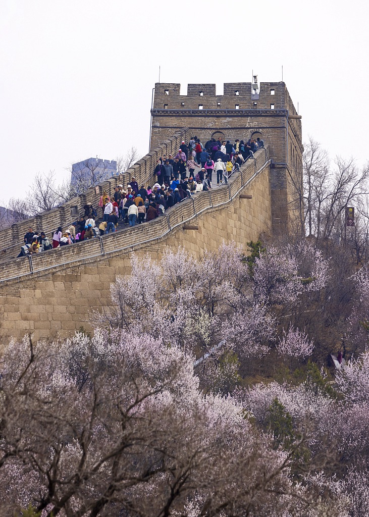 A photo taken on April 6, 2024 shows that the Great Wall at Badaling in Beijing is packed with tourists./CFP