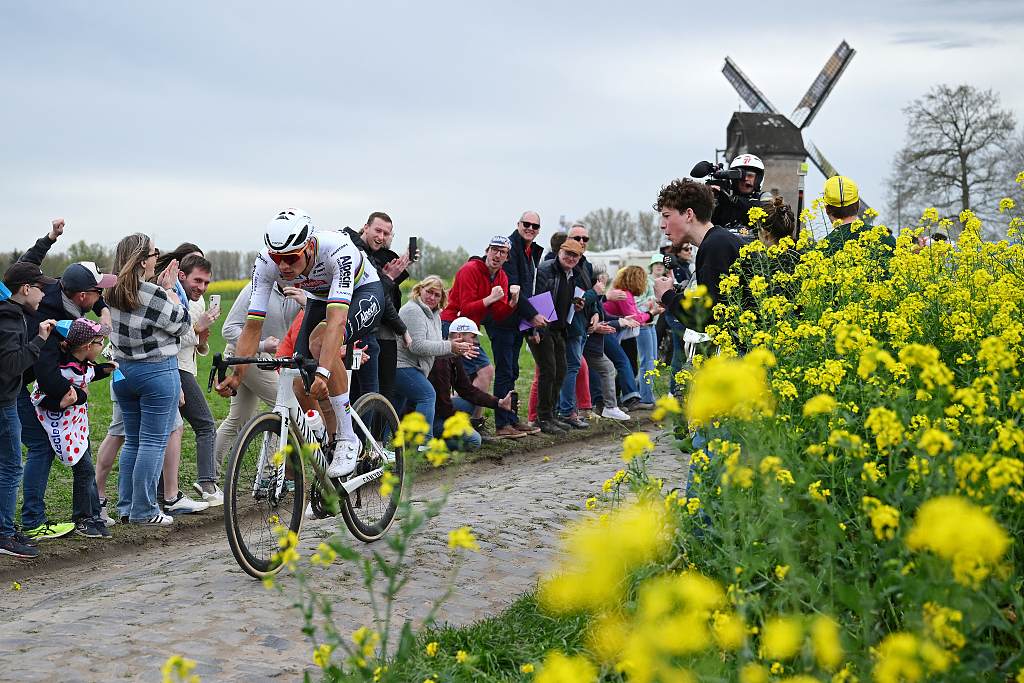 Mathieu van der Poel competes in the breakaway passing through the Templeuve cobblestones sector while fans cheer during the 121st Paris-Roubaix, a 259.7km one-day cycling race from Compiegne to Roubaix, France, April 7, 2024. /CFP