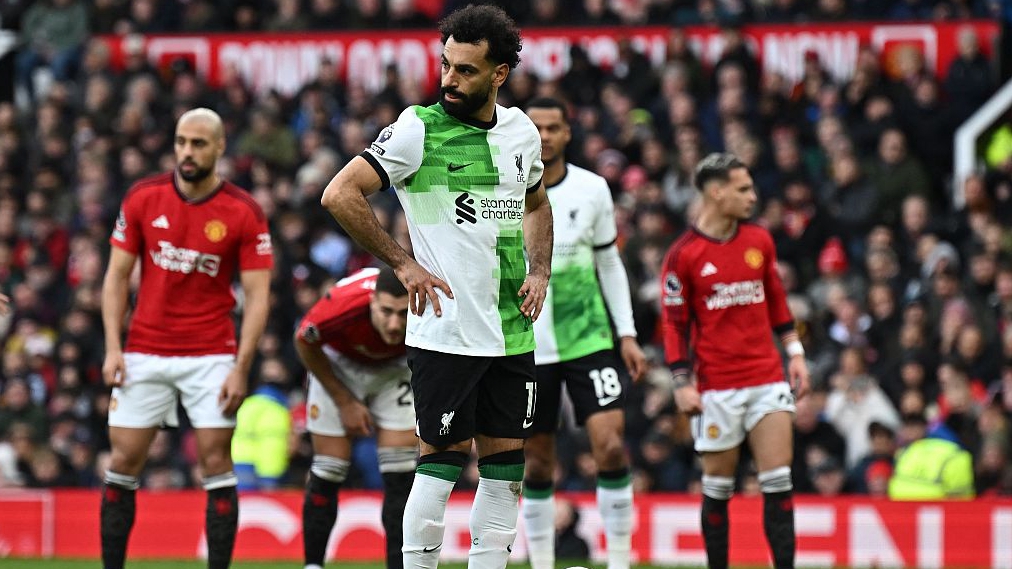 Liverpool's Mohamed Salah (C) prepares to take a penalty during their Premier League clash with Manchester United at Old Trafford in Manchester, England, April 7, 2024. /CFP