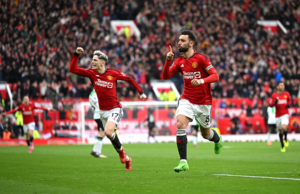 Bruno Fernandes (R) of Manchester United celebrates scoring his team's first goal during their Premier League clash with Liverpool at Old Trafford in Manchester, England, April 7, 2024. /CFP
