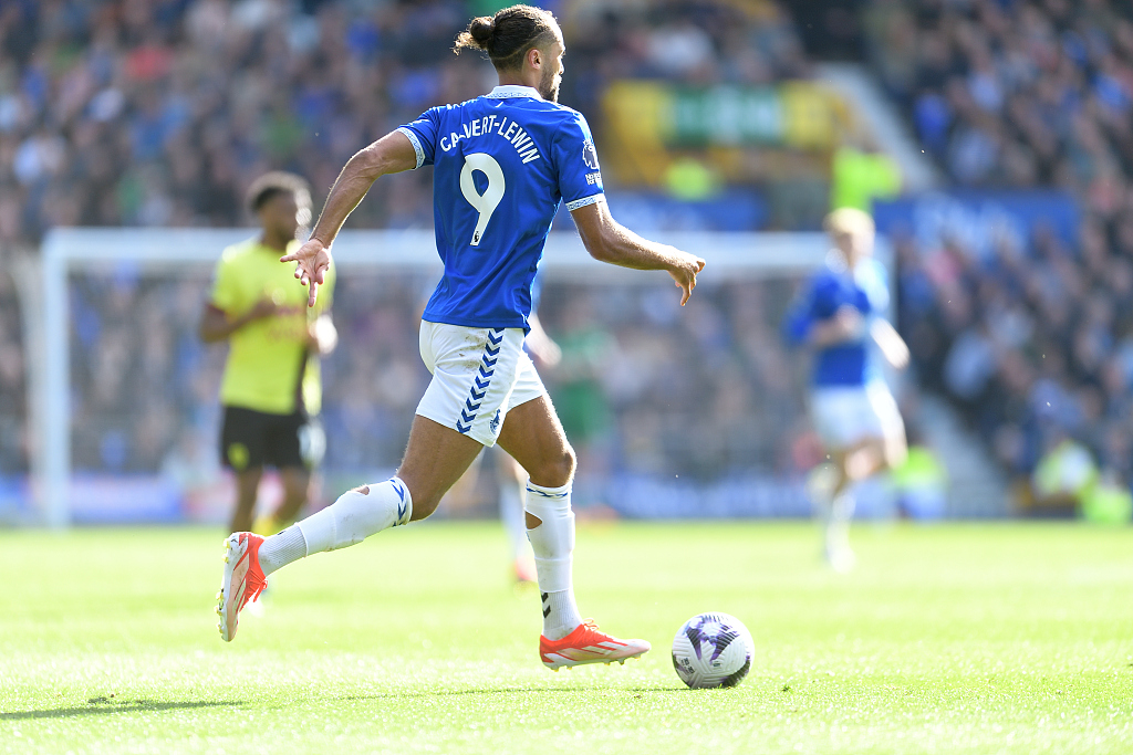 Dominic Calvert-Lewin of Everton dribbles in the Premier League game against Burnley at Goodison Park in Liverpool, England, April 6, 2024. /CFP 