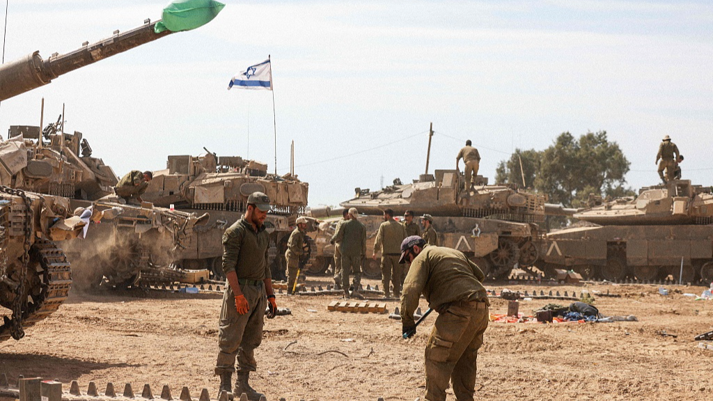 Israeli soldiers prepare their tanks in a army camp near Israel's border with the Gaza Strip, April 8, 2024. /CFP