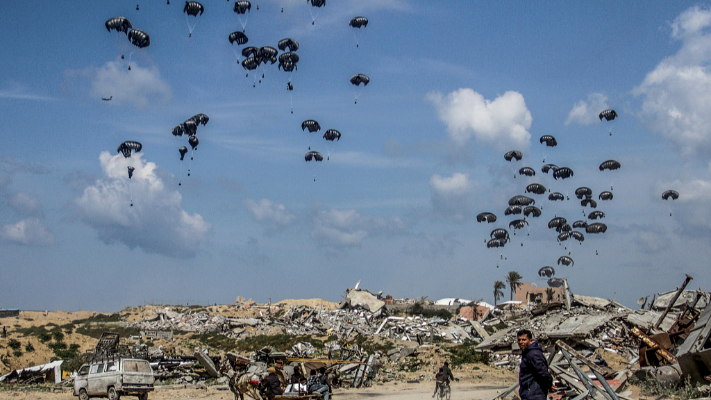 Parachutes carrying humanitarian aid dropped from aircraft, land on Jabalia in the northern Gaza Strip, March 25, 2024. /CFP
