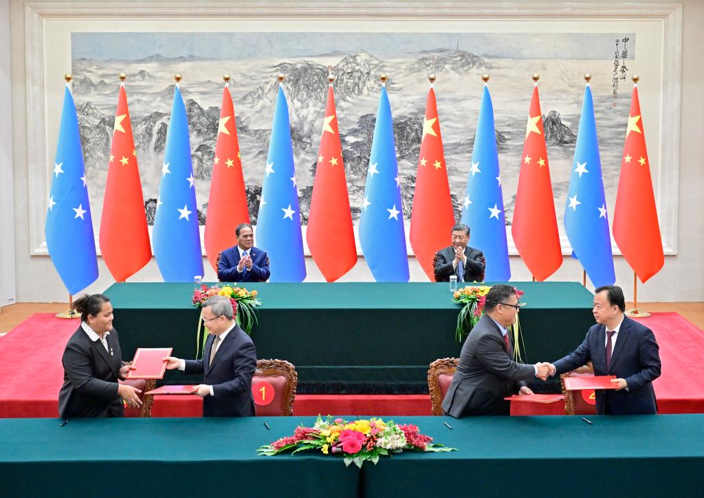 Chinese President Xi Jinping (R) and President of the Federated States of Micronesia Wesley W. Simina jointly witness the signing of a number of bilateral cooperation documents after their talks in Beijing, China, April 9, 2024. /Xinhua