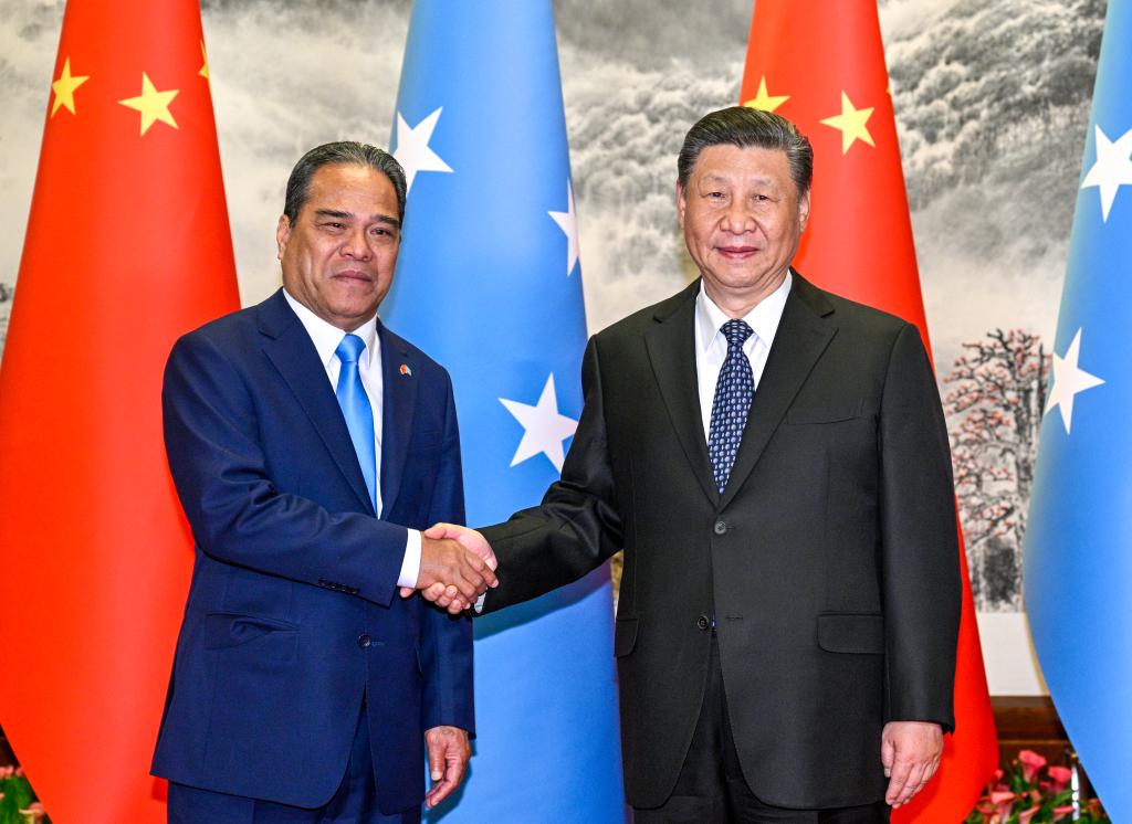 Chinese President Xi Jinping (R) shakes hands with President of the Federated States of Micronesia Wesley W. Simina in Beijing, China, April 9, 2024. /Xinhua
