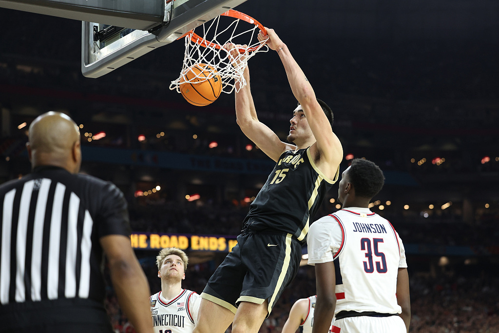 Zach Edey (#15) of the Purdue Boilermakers dunks in the National Collegiate Athletics Association Division I men's basketball tournament final game against the UConn Huskies at State Farm Stadium in Glendale, Arizona, April 8, 2024. /CFP