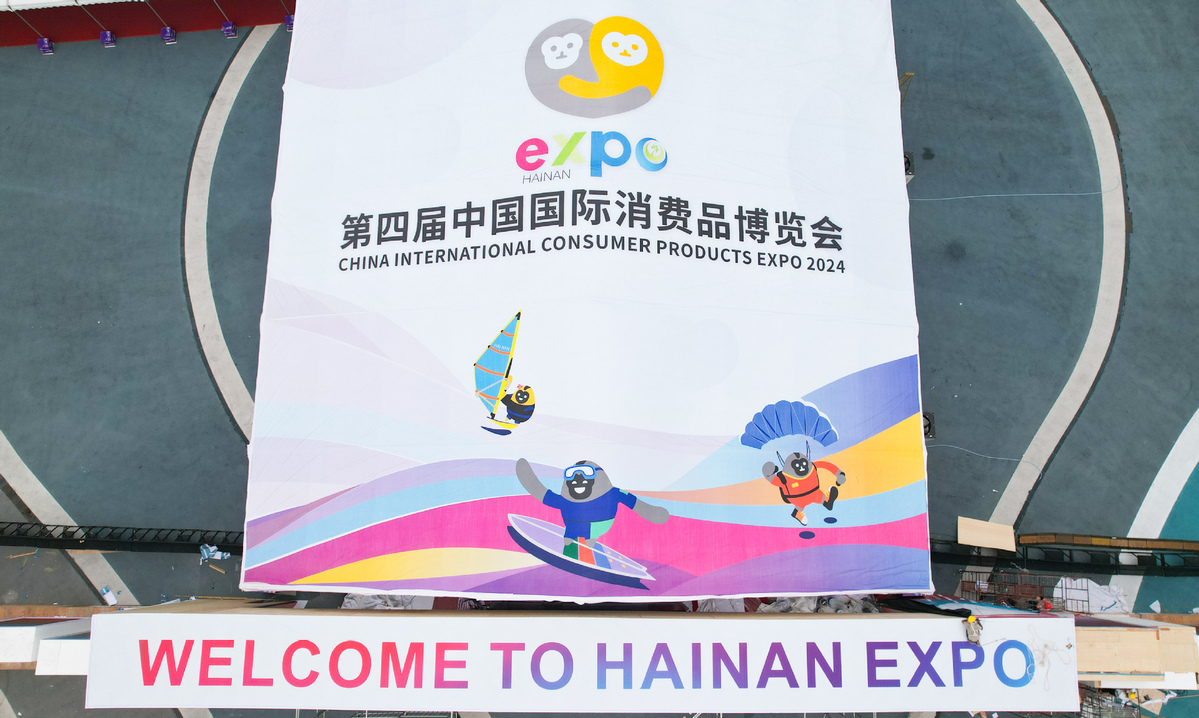 An aerial photo shows workers putting up branding around the entrance of the fourth China International Consumer Products Expo at the Hainan International Convention and Exhibition Center in Haikou, Hainan Province, April 8, 2024. /Xinhua