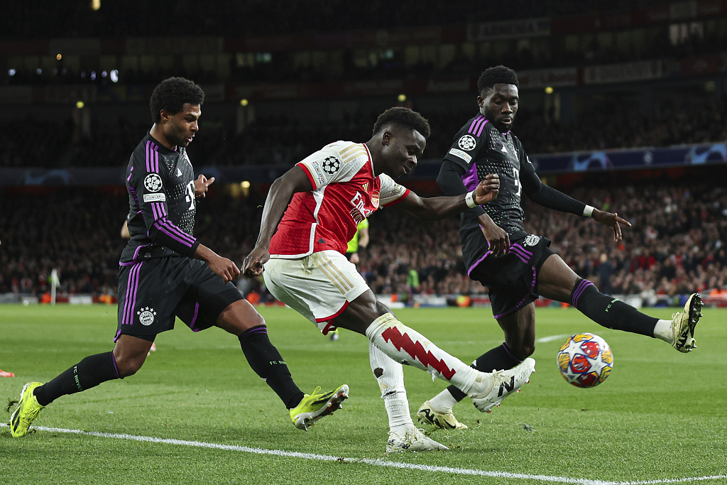 Bukayo Saka (C) of Arsenal crosses the ball during their clash with Bayern Munich at Emirates Stadium in London, England, April 9, 2024. /CFP