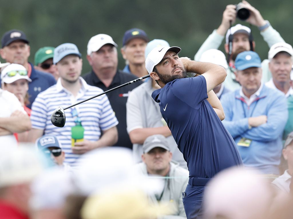 American golfer Scottie Scheffler hits a tee shot on the 8th hole in a practice round leading up the Masters Tournament at Augusta National Golf Club in Augusta, Georgia, U.S., April 9, 2024. /CFP