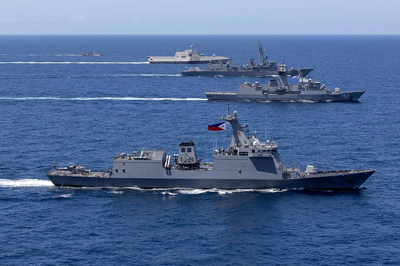 The USS Mobile, JS Akebono, HMAS Warramunga, BRP Antonio Luna and BRP Valentine Diaz sailing in formation during a multilateral maritime cooperative activity between Australia, the United States, Japan and the Philippines, off the coast within the Philippines Exclusive Economic Zone, April 7, 2024. /CFP