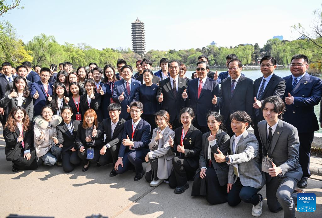 Ma Ying-jeou, former chairman of the Chinese Kuomintang party, and members of a Taiwan youth delegation pose for a group photo with teachers and students at Peking University in Beijing, China, April 9, 2024. /Xinhua