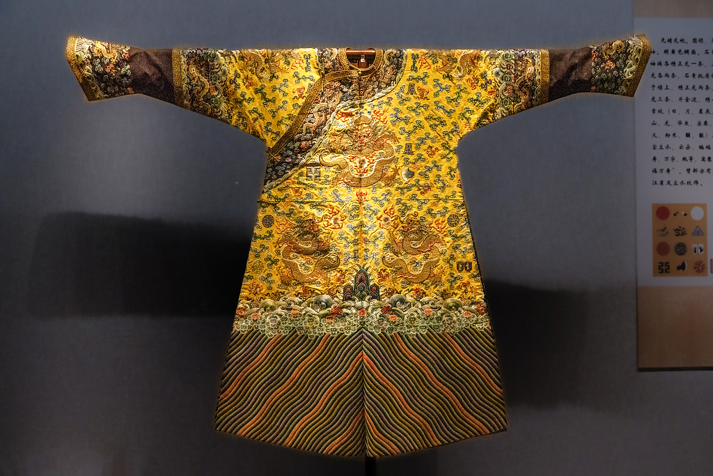A dragon robe of the Guangxu Emperor (1871-1908) of the Qing Dynasty is displayed at Dalian Museum in Liaoning Province on June 7, 2023. /CFP
