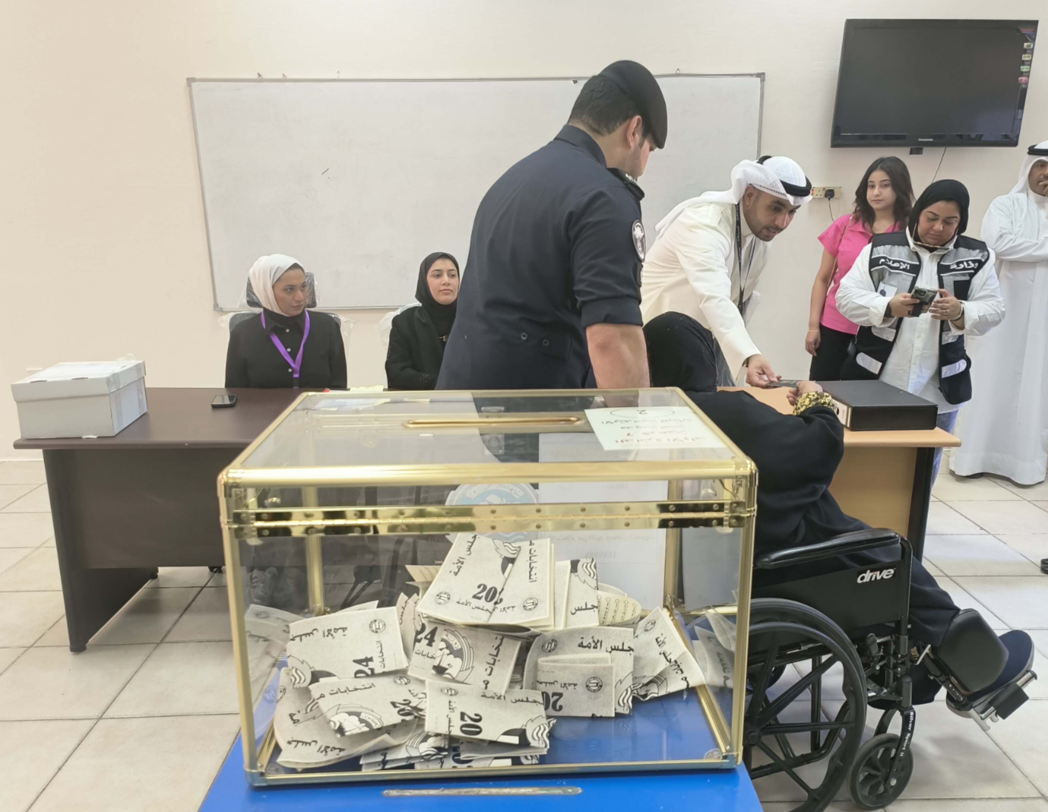 A female voter casts her vote at a polling station, Kuwait, April 4, 2024. /CMG 