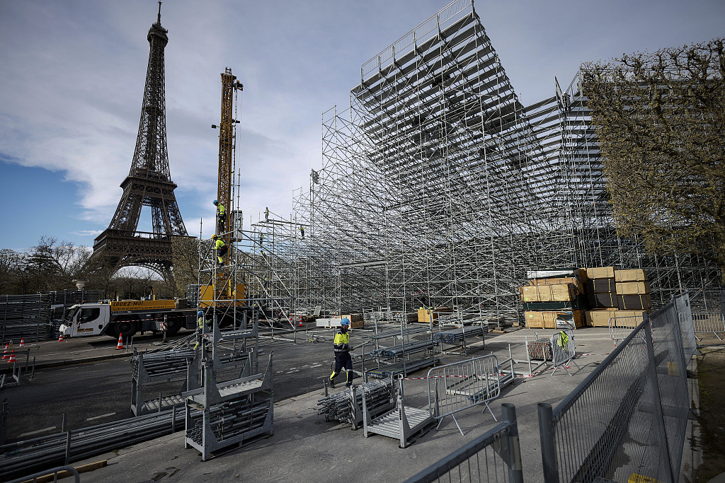 Workers building the stands for the upcoming Summer Olympics on the Champ de Mars, just beside the Eiffel Tower, in Paris, France, April 1, 2024. /CFP