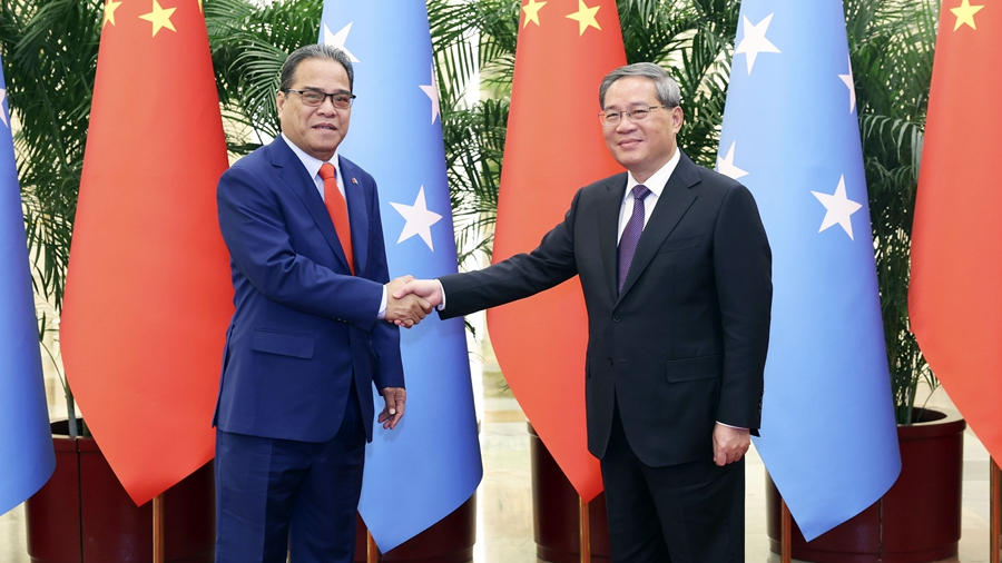 Chinese Premier Li Qiang (R) meets with President of the Federated States of Micronesia Wesley W. Simina in Beijing, China, April 10, 2024. /Xinhua