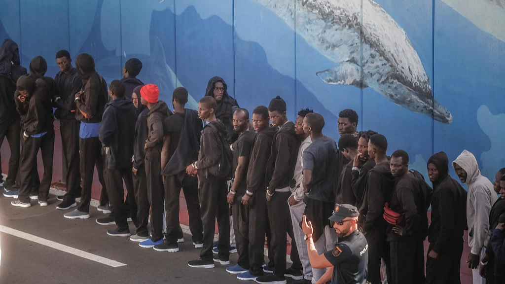 Migrants line up at the Port of Los Cristianos, island of Tenerife, Spain, October 12, 2023. /CFP
