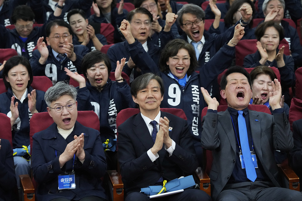 Party members of the South Korean Rebuilding Korea Party react as they watch local media reports on exit polls in the parliamentary election in Seoul, South Korea, April 10, 2024. /CFP