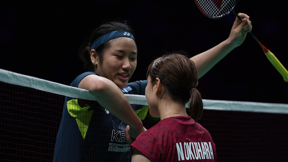 An Se-young (L) and Nozomi Okuhara shake hands after their first-round clash at the Badminton Asia Championships in Ningbo, east China's Zhejiang Province, April 10, 2024. /CFP