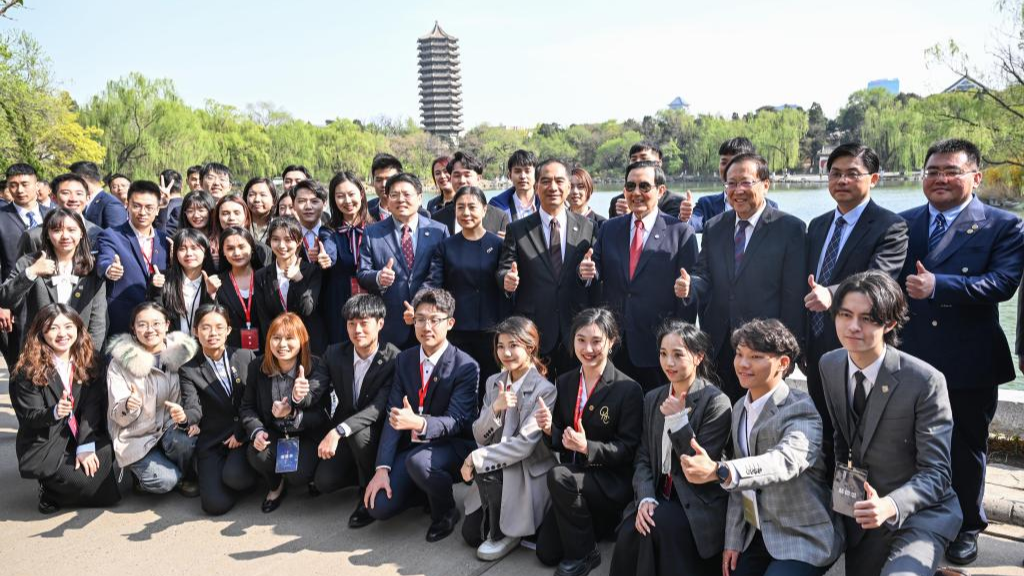 Ma Ying-jeou and members of a Taiwan youth delegation pose for a group photo with teachers and students at Peking University in Beijing, China, April 9, 2024. /Xinhua