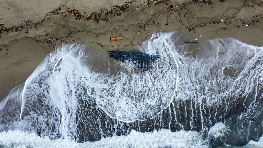 A file photo shows part of the debris of a wrecked migrant boat washed ashore after it capsized at the southern coast of Italy, February 26, 2023. /CFP