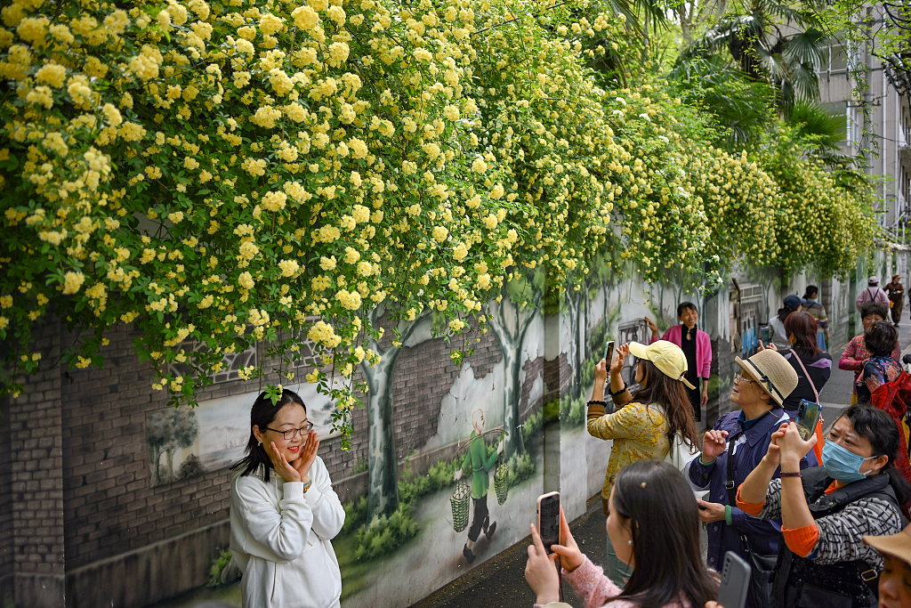 Visitors taking photos on Beiting Street in Nanjing, Jiangsu Province, China. /CFP