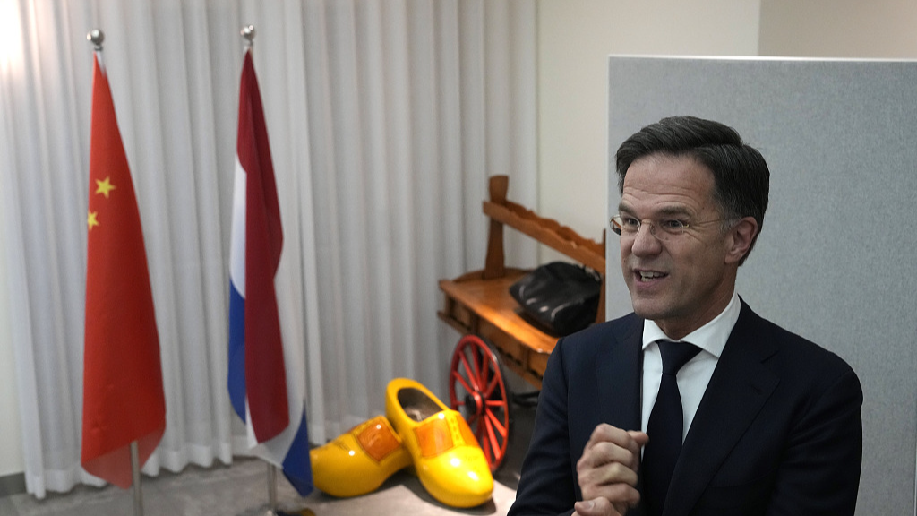 Dutch Prime Minister Mark Rutte speaks to journalists at the Dutch embassy in Beijing, March 27, 2024. /CFP