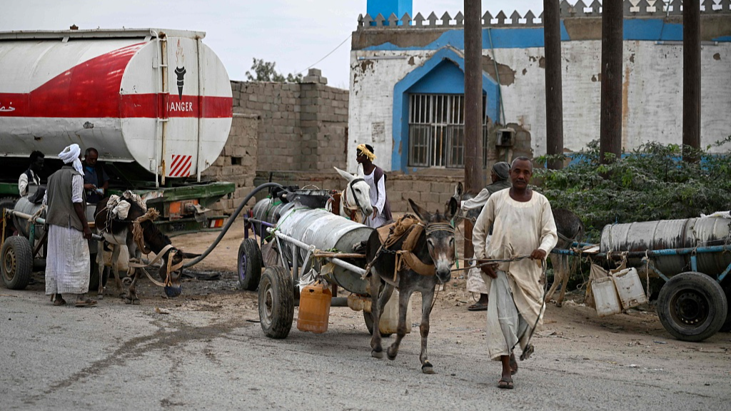 People refill donkey-drawn water tanks during a water crisis in Port Sudan in the Red Sea state of war-torn Sudan, April 9, 2024. /CFP