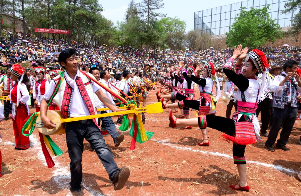 The traditional dance of the Yi ethnic group is performed during a wrestling competition at a village in Mile City, Yunnan Province on April 11, 2024. /CFP 