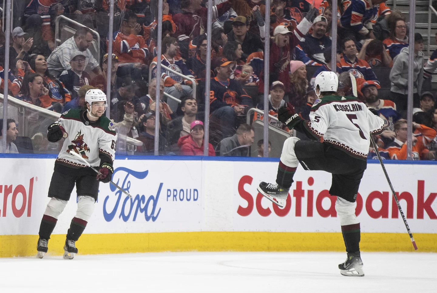 Players of the Arizona Coyotes celebrate after socirng a goal in the game against the Edmonton Oilers at Rogers Place in Edmonton, Alberta, April 12, 2024. /AP