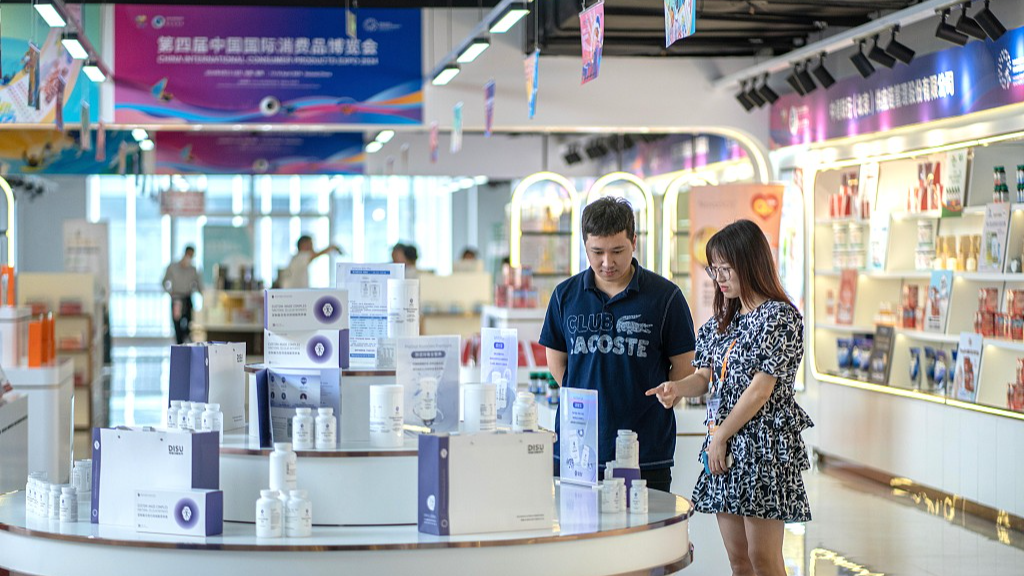 An exhibitor introduces products to guests at an exhibition hall at the Hainan International Convention and Exhibition Center, the main venue for the fourth China International Consumer Products Expo, in Haikou, south China's Hainan Province, April 13, 2024. /CFP