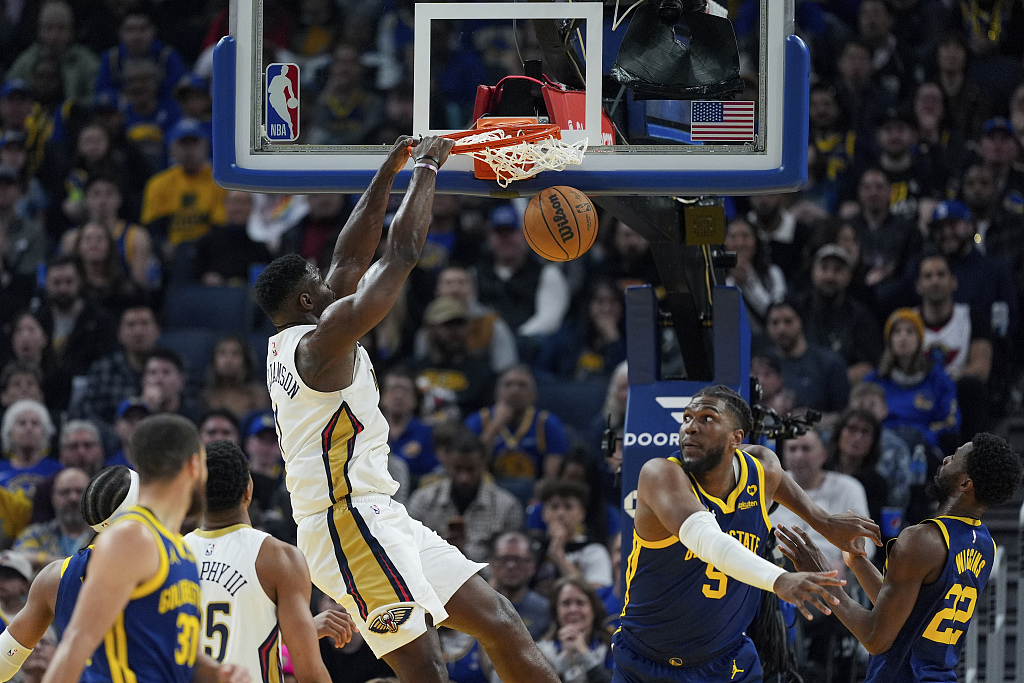 Zion Williamson (C) of the New Orleans Pelicans dunks in the game against the Golden State Warriors at the Chase Center in San Francisco, California, April 12, 2024. /CFP