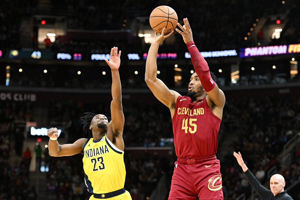Donovan Mitchell (#45) of the Cleveland Cavaliers shoots in the game against the Indiana Pacers at Rocket Mortgage FieldHouse in Cleveland, Ohio, April 12, 2024. /CFP