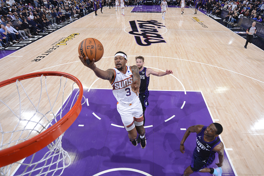 Bradley Beal (#3) of the Phoenix Suns drives toward the rim in the game against the Sacramento Kings at Golden 1 Center in Sacramento, California, April 12, 2024. /CFP