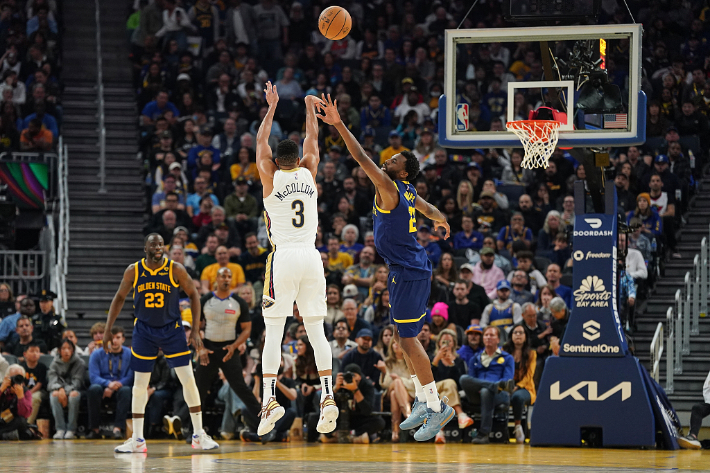 CJ McCollum (#3) of the New Orleans Pelicans shoots in the game against the Golden State Warriors at the Chase Center in San Francisco, California, April 12, 2024. /CFP