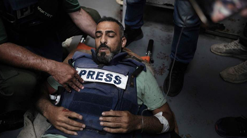 Journalist Sami Shahadeh arrives for treatment at the al-Aqsa Martyrs Hospital after he was wounded by Israeli bombardment, Deir el-Balah, April 12, 2024. /CFP