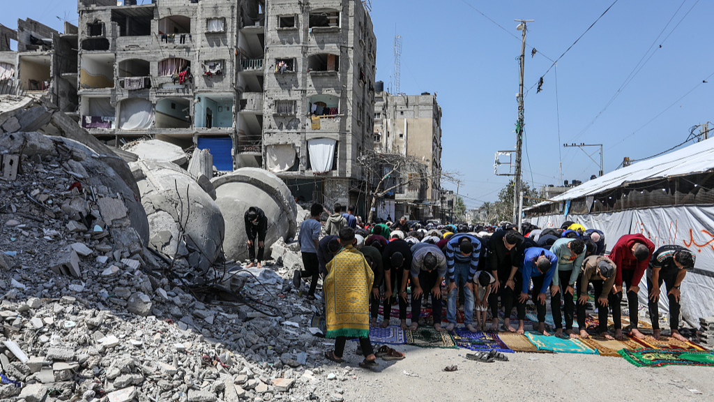 Muslims perform Friday prayers amid the rubble of Al-Farooq Mosque, which was destroyed in an Israeli attack, in Rafah, Gaza, April 12, 2024. /CFP