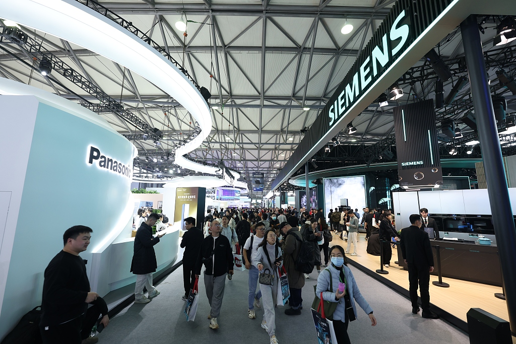 People visit and pass by the booth of German company Siemens at the China Home Appliances and Consumer Electronics Expo in Shanghai, China, March 14, 2024. /CFP