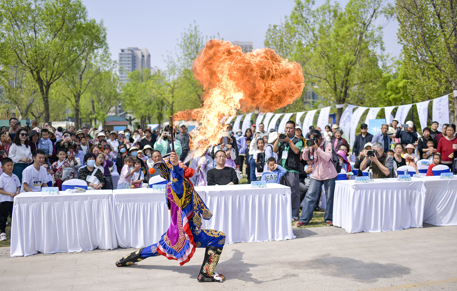Crowds watch a stunning fire-spitting performance during the celebrations for the Shangsi Festival at a wetland park in Jinan, Shandong Province on April 13, 2024. /IC