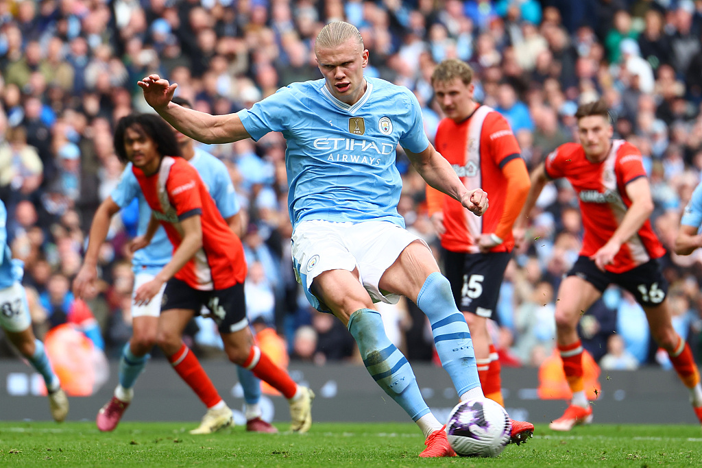 Erling Haaland of Manchester City scores his side's third goal from the penalty spot during their Premier League match with Luton at the Etihad Stadium in Manchester, England, April 13, 2024. /CFP