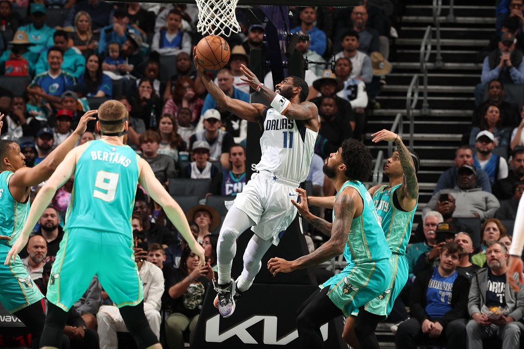 Kyrie Irving (#11) of the Dallas Mavericks drives toward the rim in the game against the Charlotte Hornets at Spectrum Center in Charlotte, North Carolina, April 9, 2024. /CFP