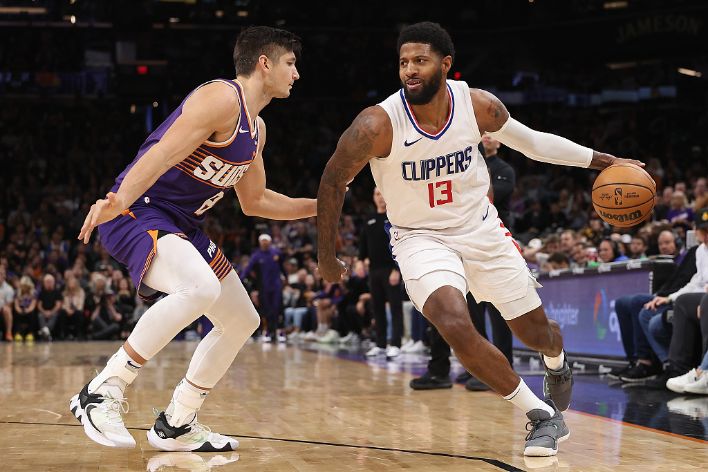 Paul George (#13) of the Los Angeles Clippers penetrates in the game against the Phoenix Suns at Crypto.com Arena in Los Angeles, California, April 9, 2024. /CFP