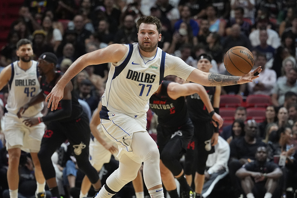 Luka Doncic (#77) of the Dallas Mavericks controls the ball in the game against the Miami Heat at Kaseya Center in Miami, Florida, April 10, 2024. /CFP