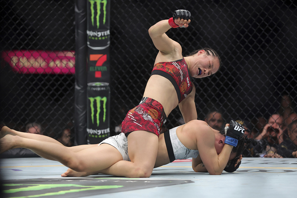 Zhang Weili (top) punches Yan Xiaonan in the women's strawweight title bout at UFC 300 at the T-Mobile Arena in Paradise, Nevada, April 13, 2024. /CFP