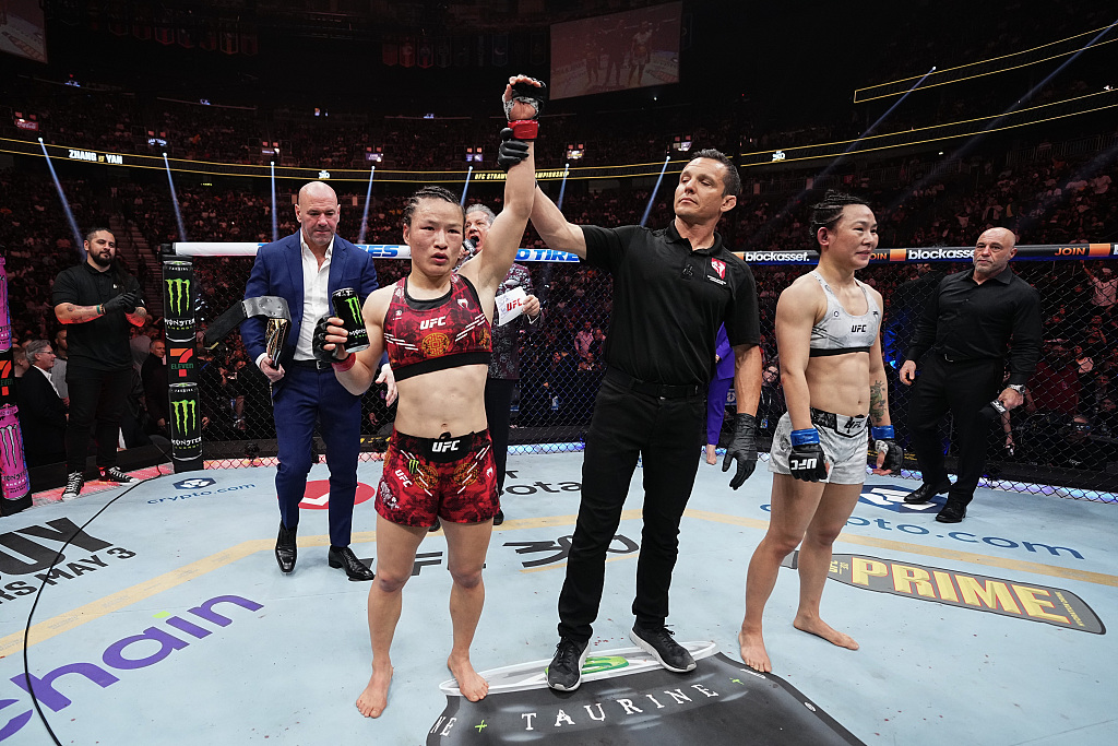 Zhang Weili (L) of China is announced the winner of the women's strawweight title bout against Yan Xiaonan (R) of China at UFC 300 at the T-Mobile Arena in Paradise, Nevada, April 13, 2024. /CFP