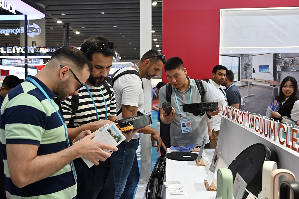 Foreign purchasers attracted by smart household products at the 135th China Import and Export Fair in Guangzhou, China, April 15, 2024. /CFP